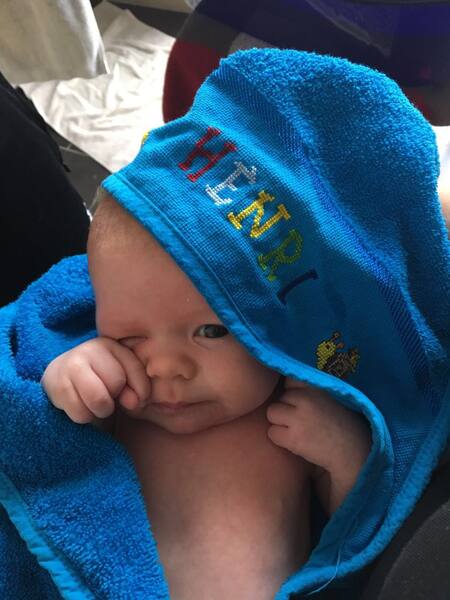 Baby Henri im Handtuch