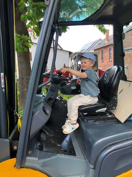 Henri auf dem Bagger