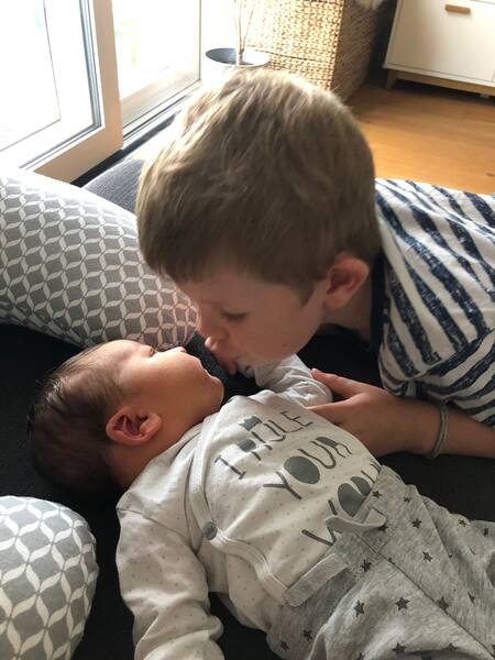 Henri küsst das Baby