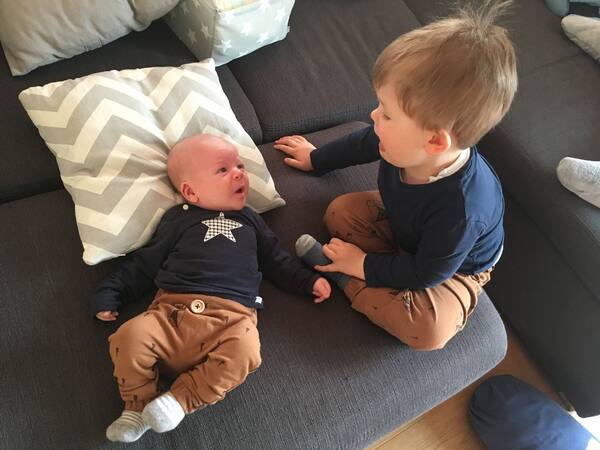 Brüder auf dem Sofa