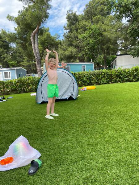 Henri jubelt im Urlaub