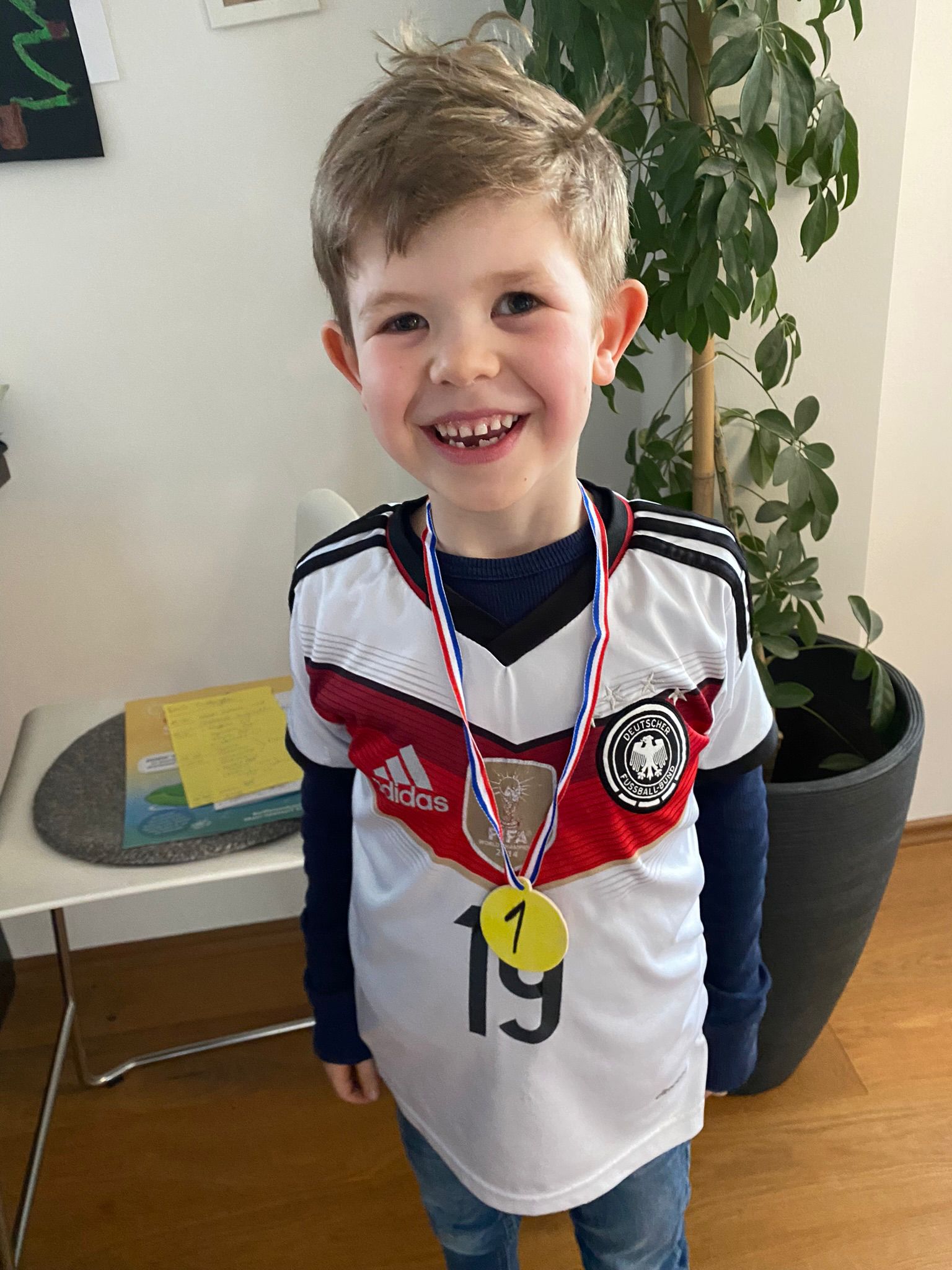 Henri im DFB-Trikot mit Medaille