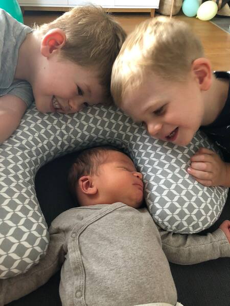 Drei Brüder mit Baby