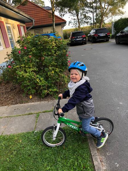 Henri auf dem Fahrrad