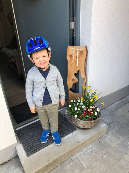 Henri mit Fahrradhelm