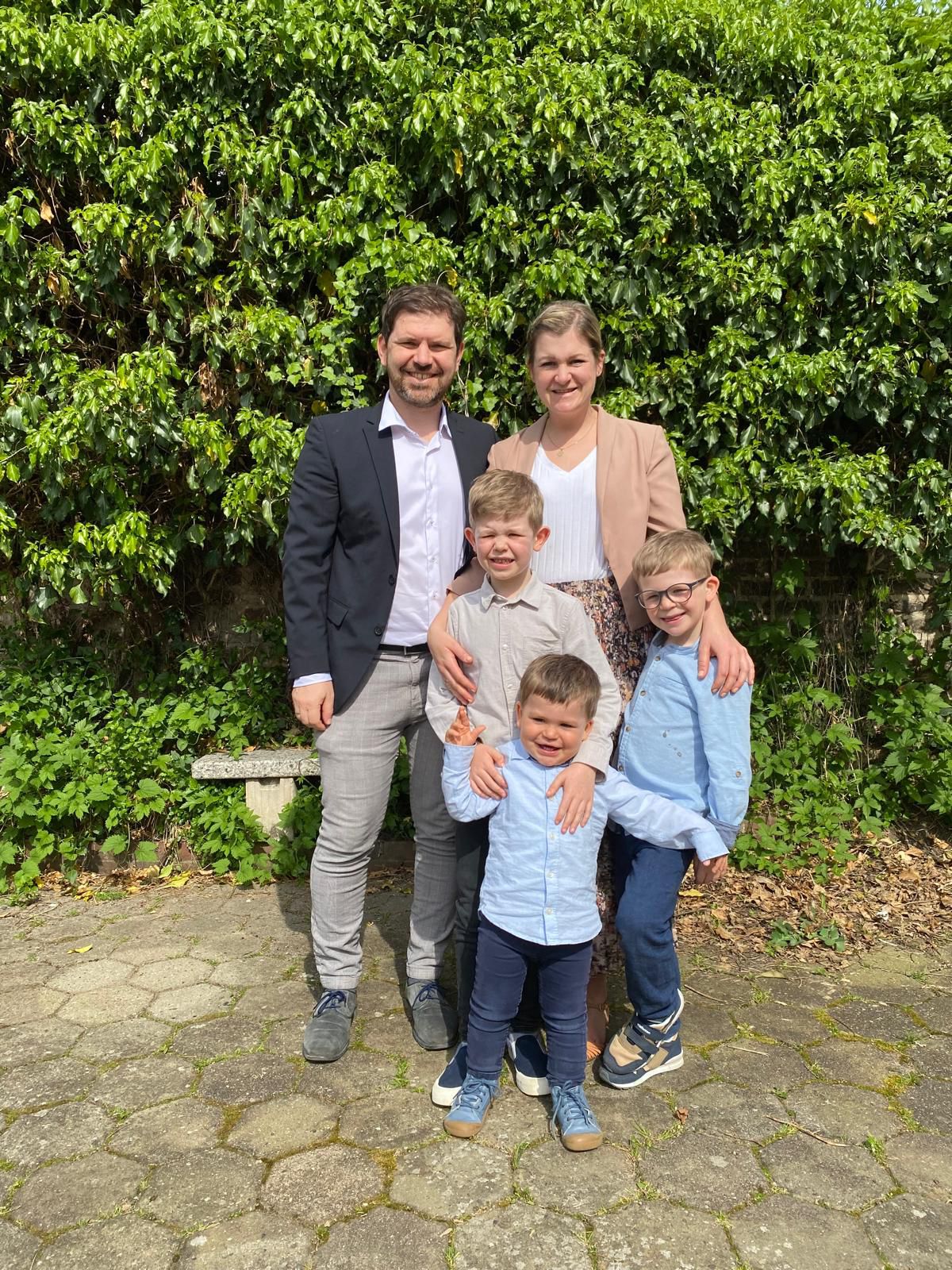 Familie festlich gekleidet