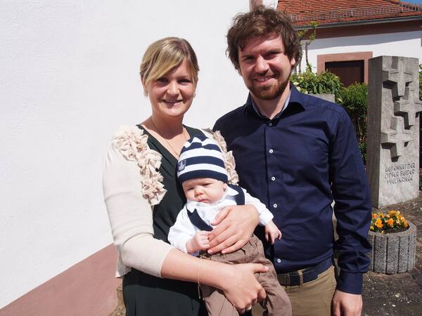 Familie bei der Taufe