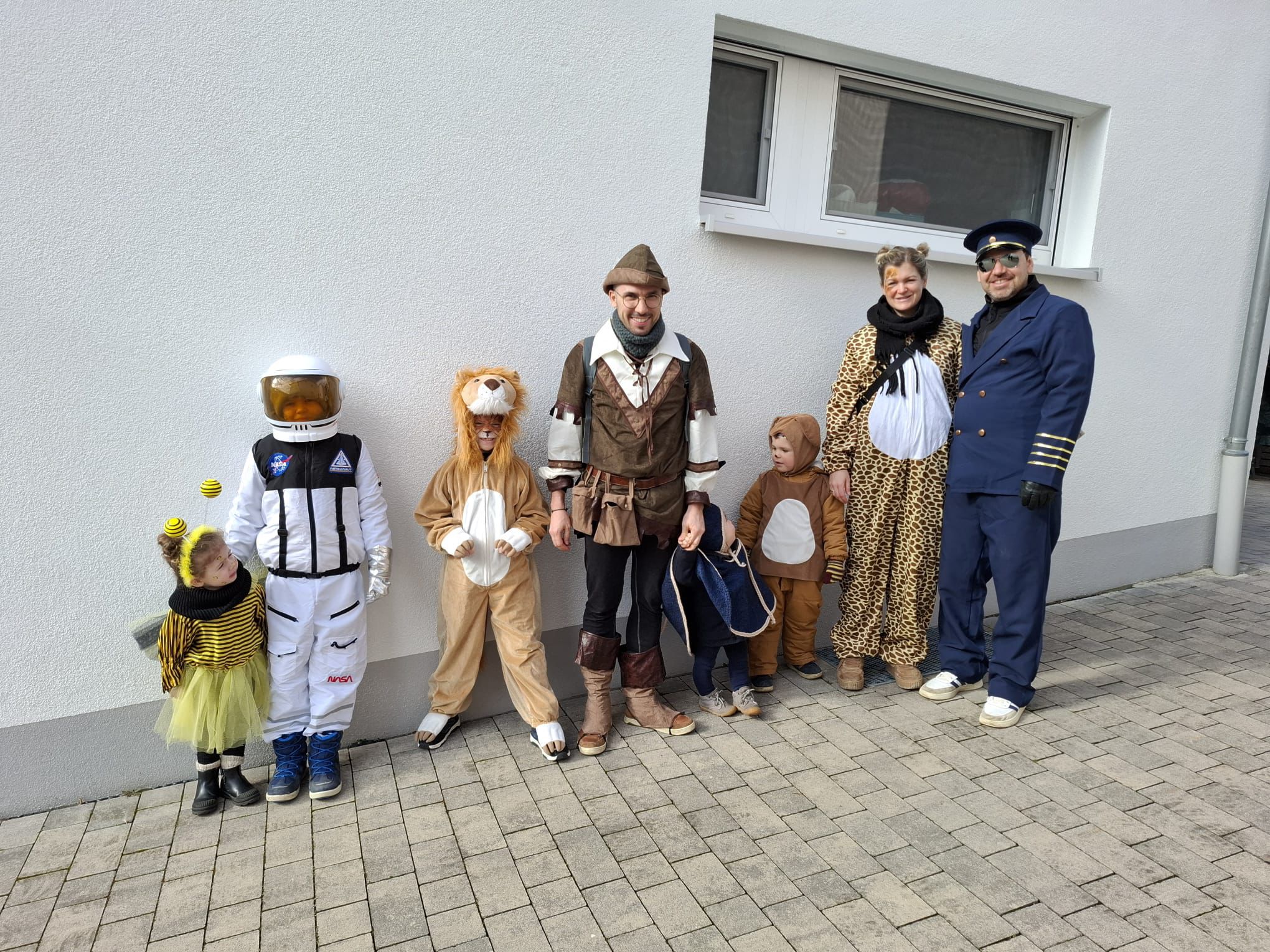 Familie an Fasching verkleidet