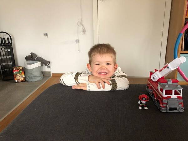 Henri mit Feuerwehrauto