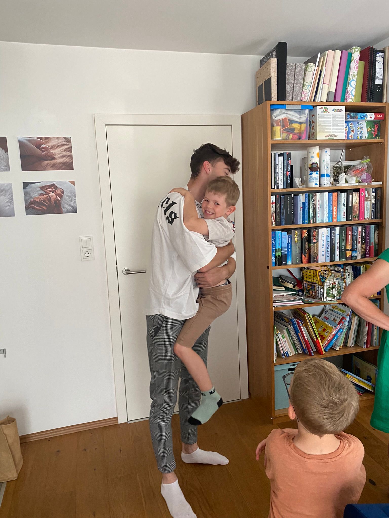 Henri wird hochgehoben