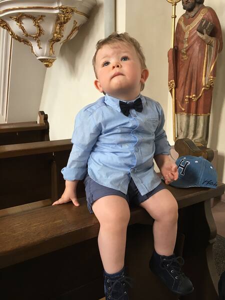 Henri in der Kirche
