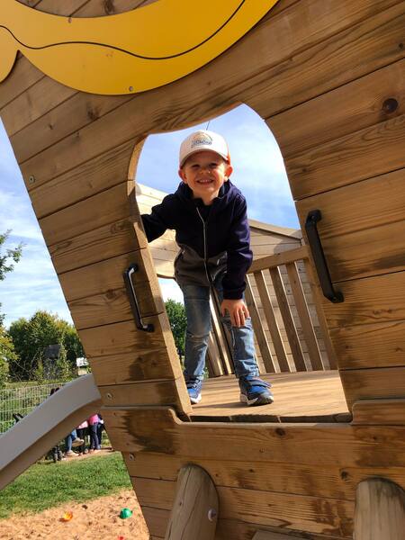 Henri auf dem Klettergerüst