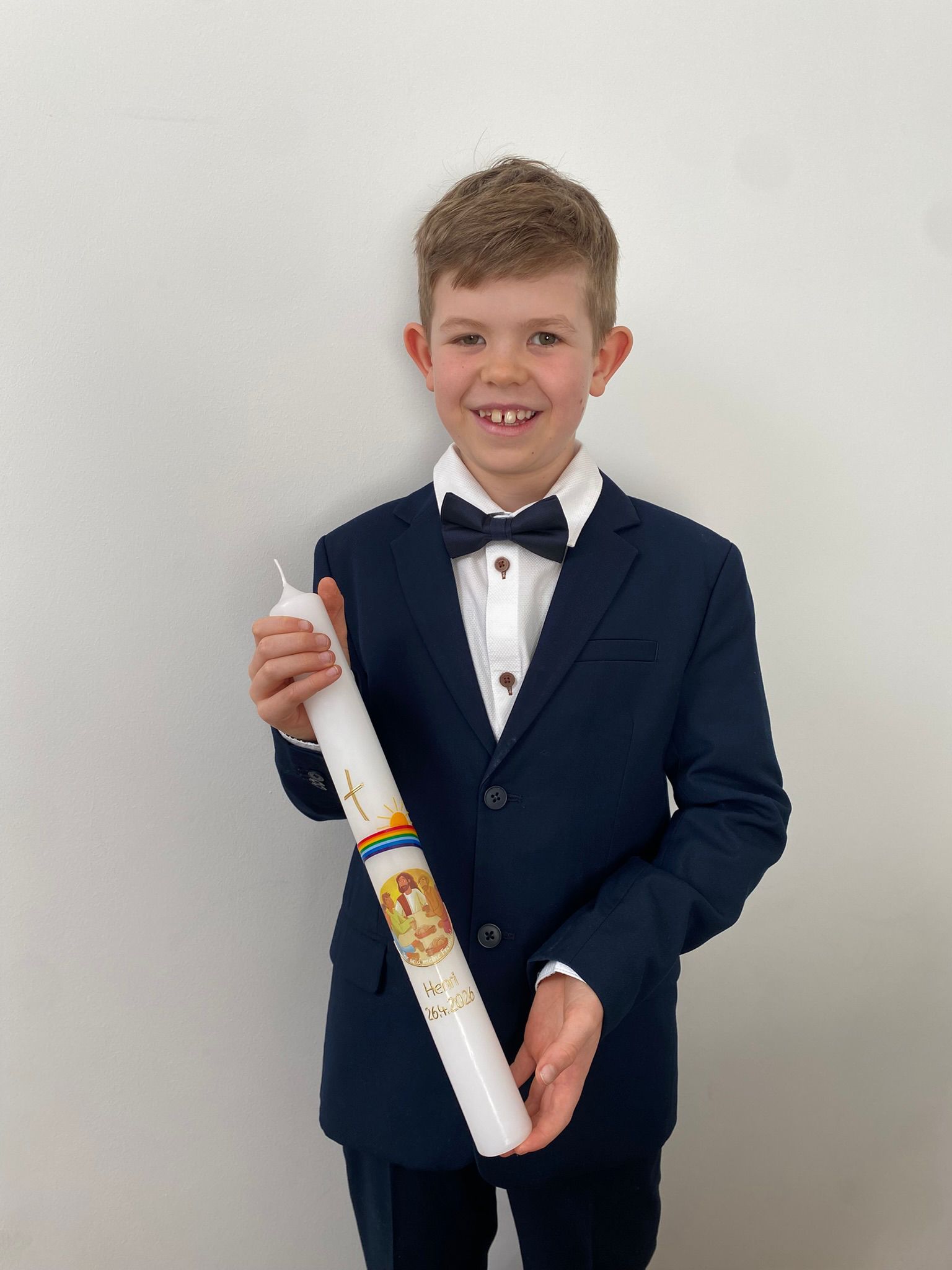 Henri mit Kommunionkerze