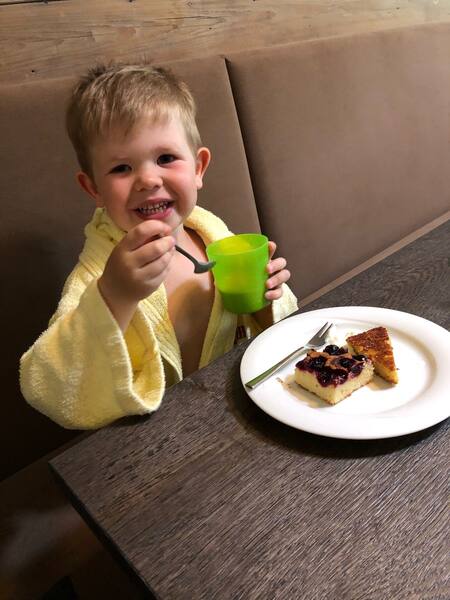 Henri beim Kuchen essen