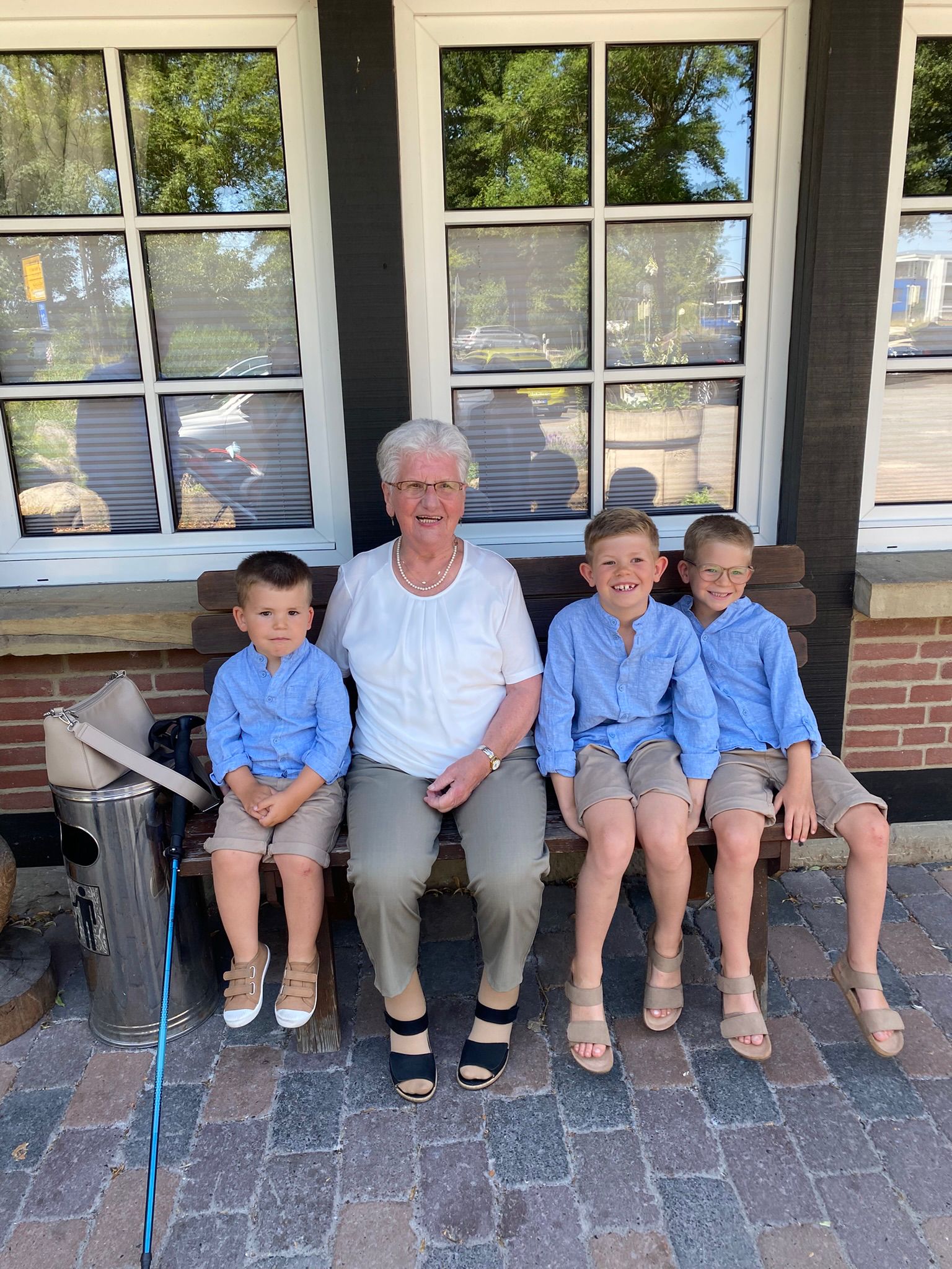 Oma mit drei Enkeln auf Bank