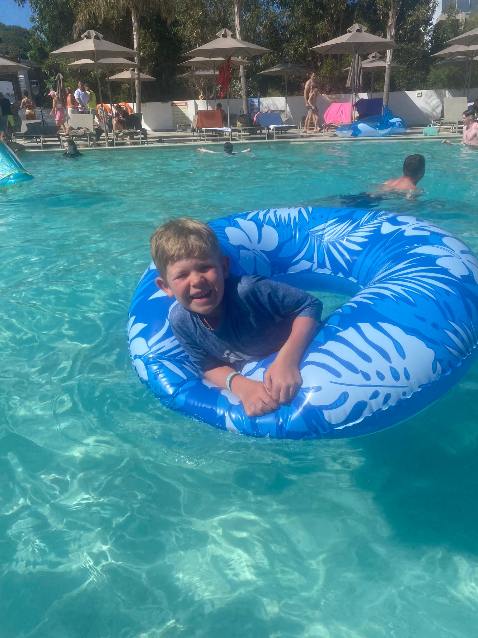 Henri im Pool mit Schwimmring