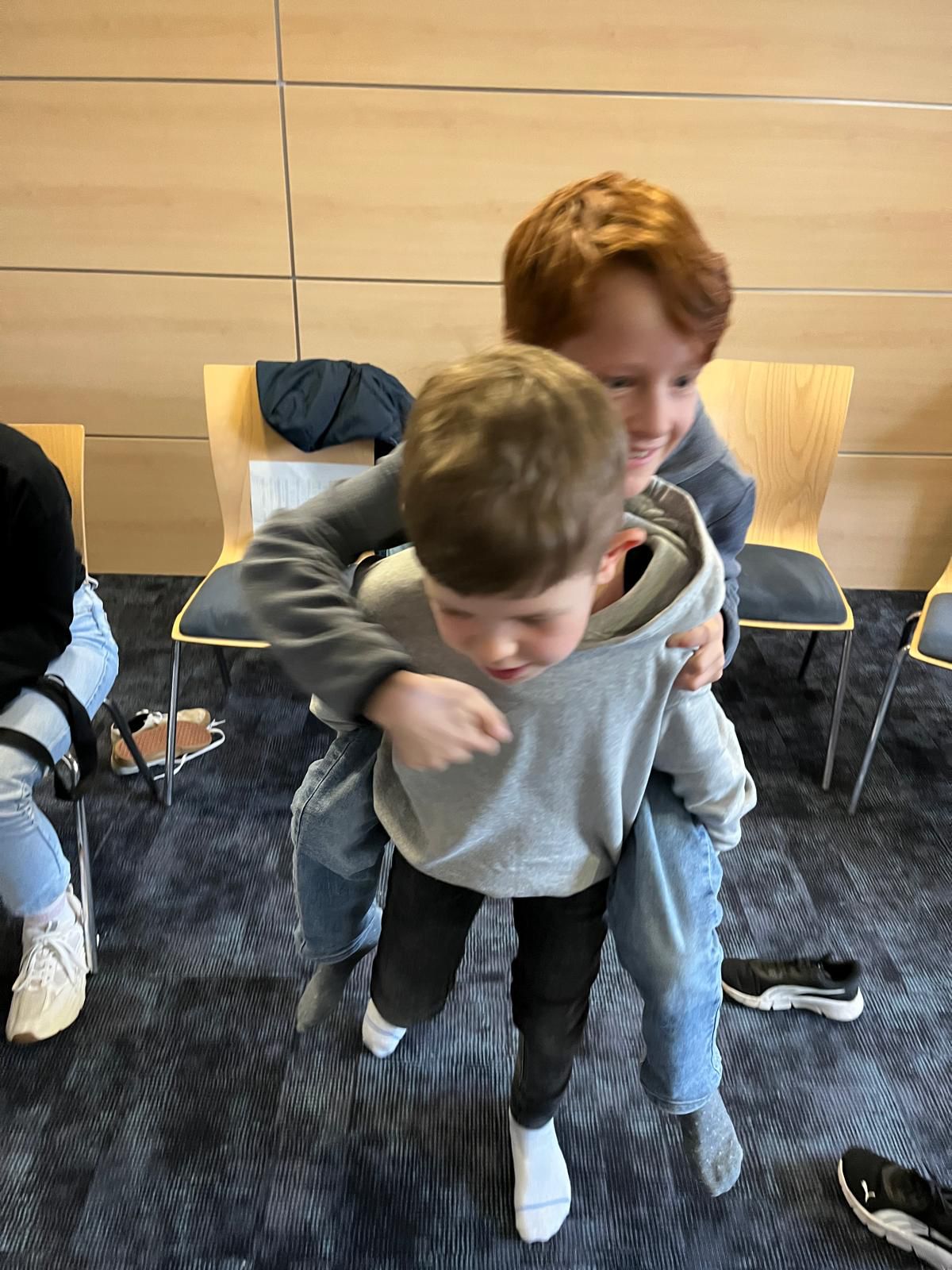 Henri rangelt mit Freund