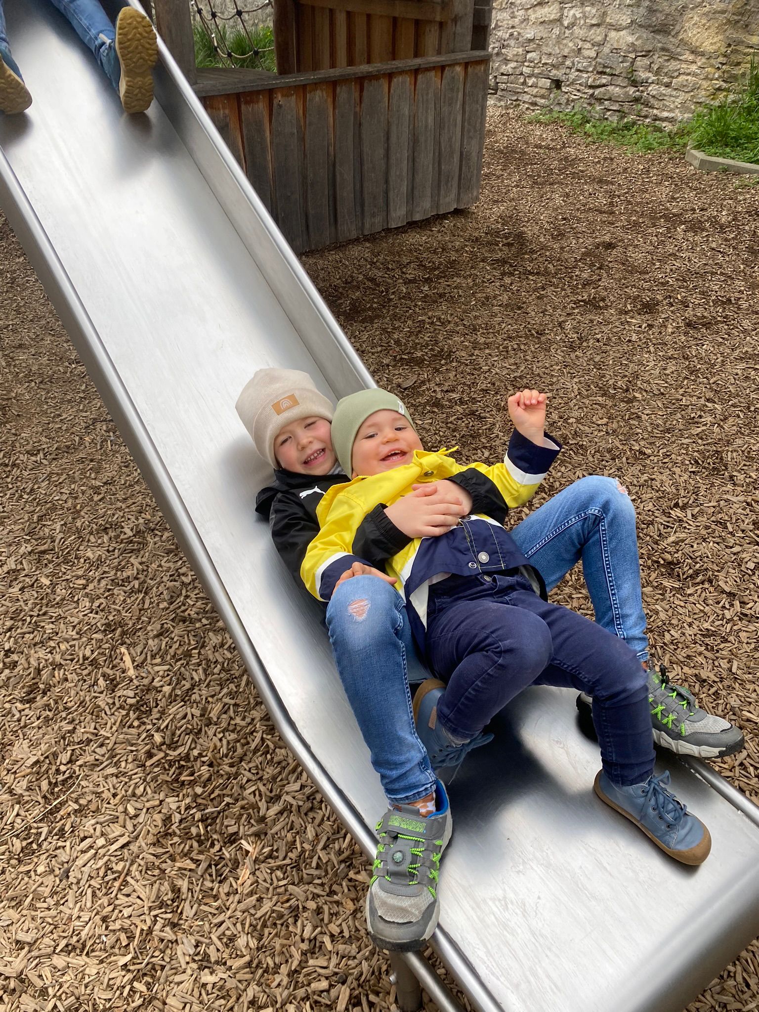 Brüder auf der Rutsche