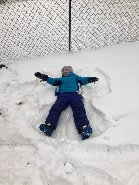 Henri macht Schneeengel