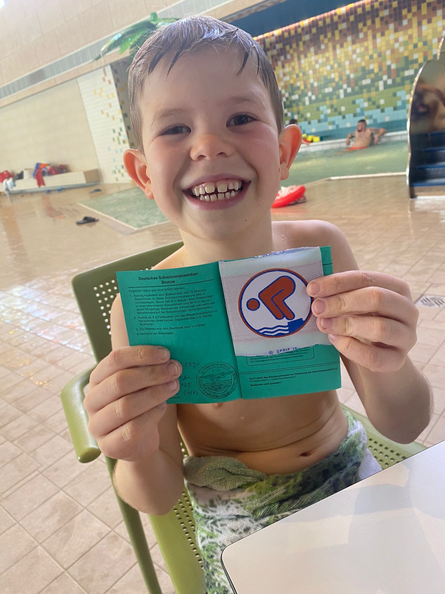 Henri mit Schwimmabzeichen Bronze