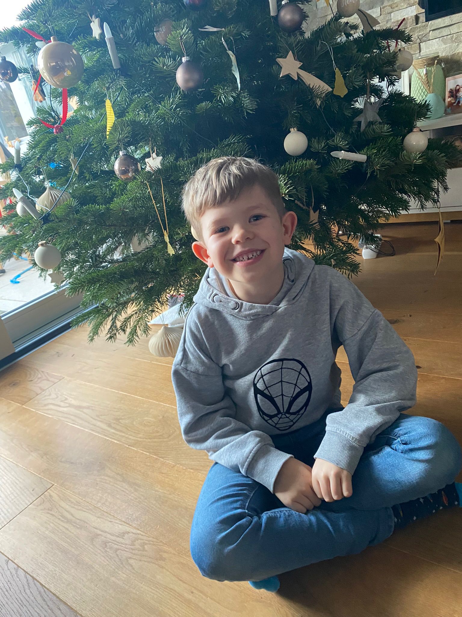 Henri vor dem Weihnachtsbaum